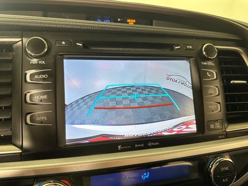 Used 2018 Toyota Highlander XLE AWD/4WD image 32