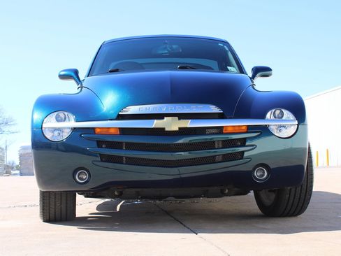 Used 2005 Chevrolet SSR w/ Preferred Equipment Group image 3