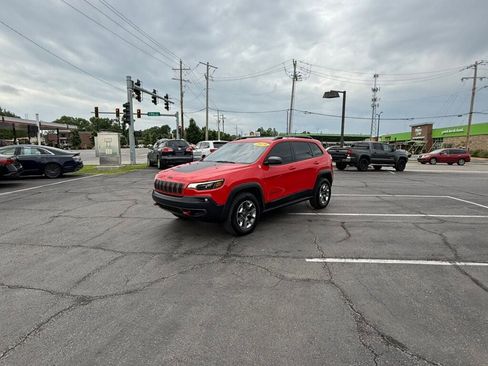 Used 2019 Jeep Cherokee Trailhawk w/ Comfort/Convenience Group AWD/4WD image 6