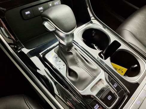 Used 2024 Kia Carnival EX FWD image 21