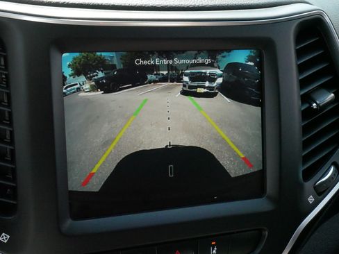 Used 2023 Jeep Cherokee Altitude Lux AWD/4WD image 30