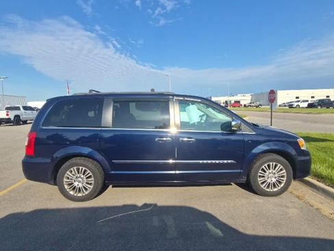 Used 2015 Chrysler Town & Country Touring-L w/ Driver Convenience Group FWD image 4