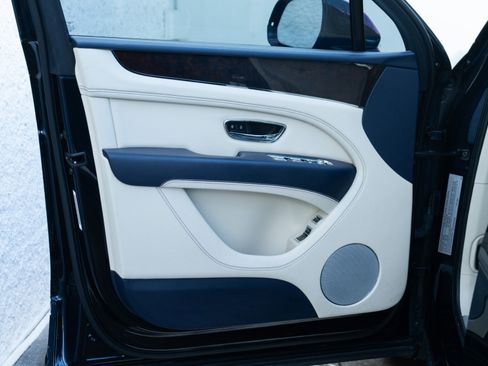 Used 2024 Bentley Bentayga image 32