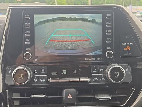 Used 2022 Toyota Highlander XLE AWD/4WD image 7