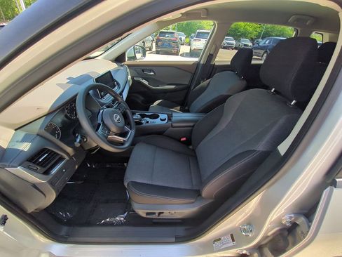 Used 2023 Nissan Rogue SV AWD/4WD image 16