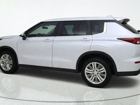Used 2023 Mitsubishi Outlander ES FWD image 3