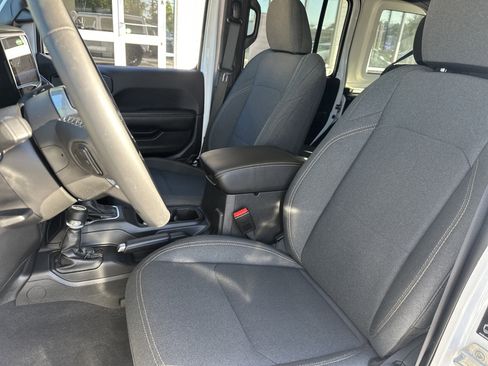 Used 2025 Jeep Wrangler Sahara image 11