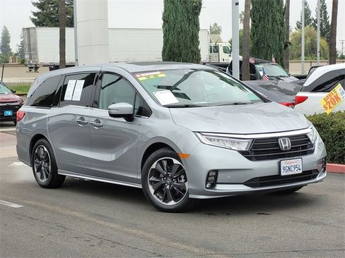 Used 2023 Honda Odyssey Elite image 2