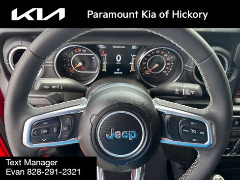 Used 2023 Jeep Gladiator Overland w/ LED Lighting Group AWD/4WD image 33