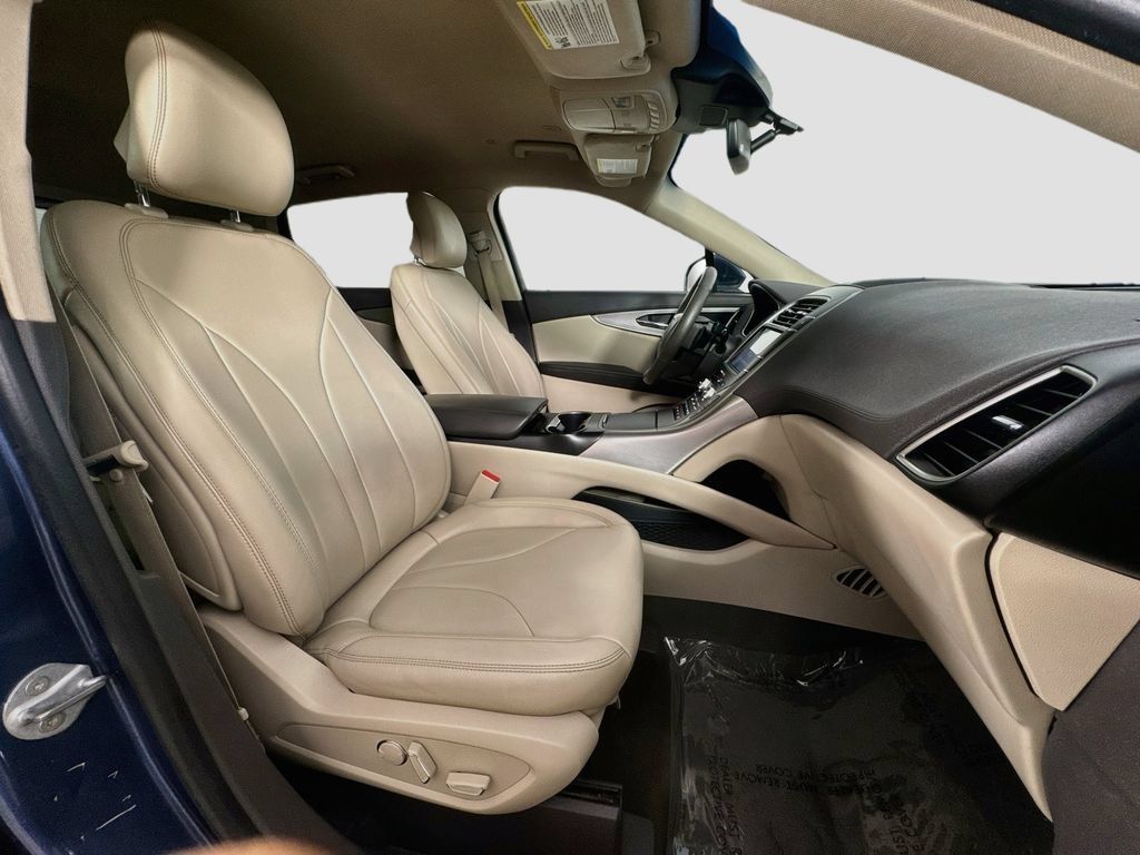 Used 2019 Lincoln Nautilus Premier AWD/4WD image 32