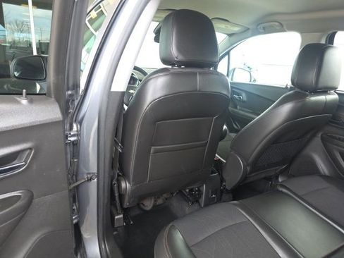 Used 2019 Chevrolet Trax LT w/ LT Convenience Package image 16