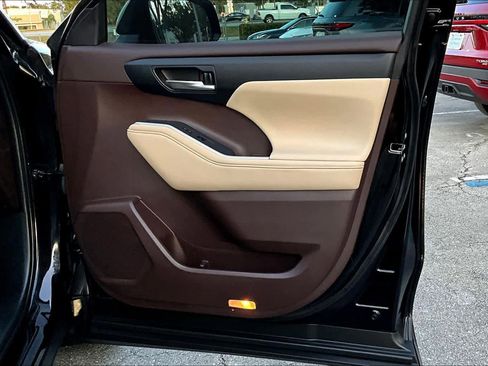 Used 2020 Toyota Highlander XLE image 26