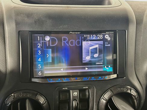 Used 2017 Jeep Wrangler Unlimited Sahara AWD/4WD image 19