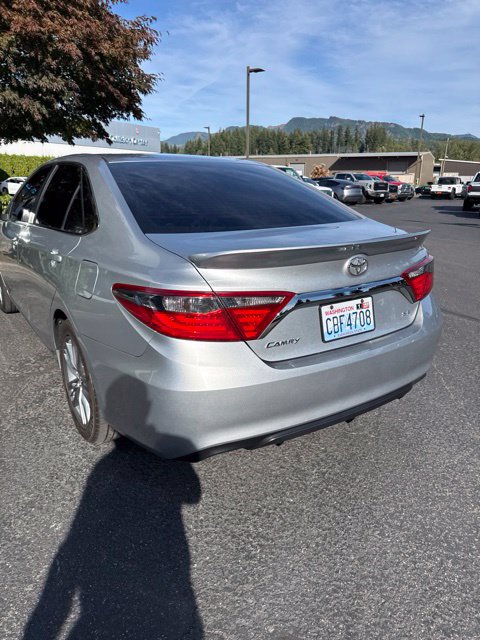 Used 2017 Toyota Camry SE w/ Moonroof Package FWD image 2