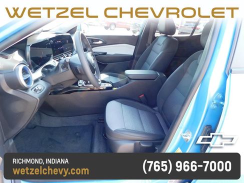 Used 2025 Chevrolet Trax LT FWD image 12