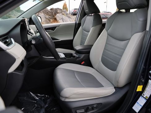 Used 2021 Toyota RAV4 XLE Premium image 20