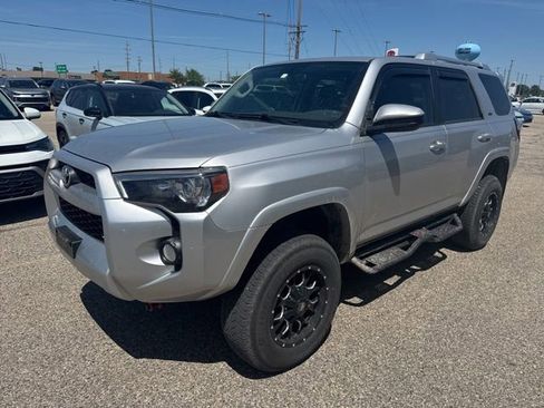 Used 2018 Toyota 4Runner SR5 AWD/4WD image 9
