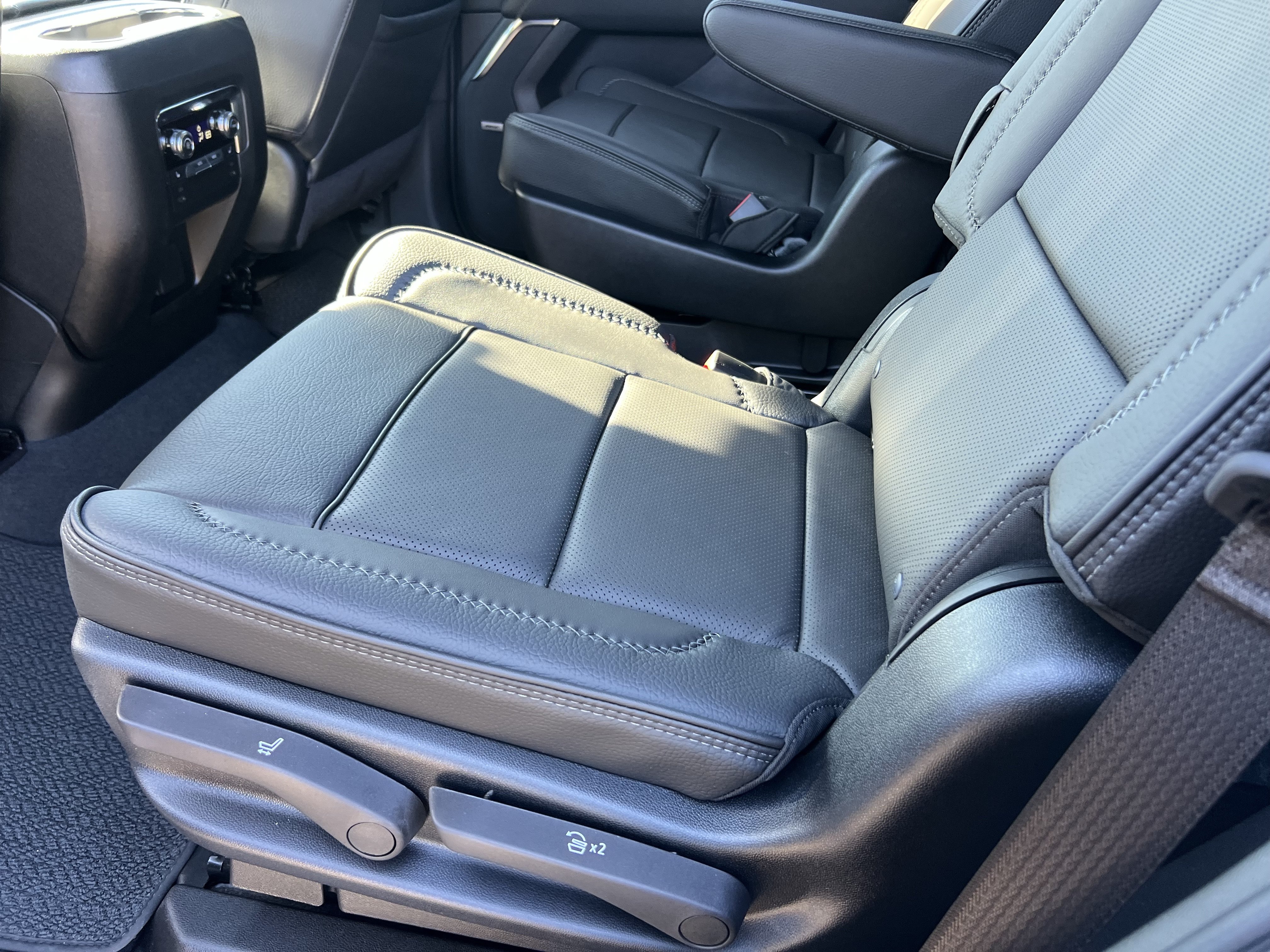 Used 2026 GMC Yukon Denali w/ Sun & Power Step Package AWD/4WD image 31