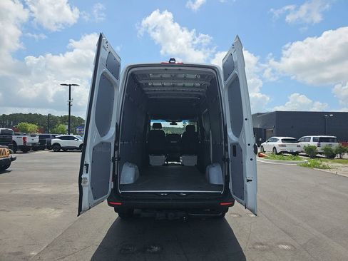 Used 2025 Mercedes-Benz Sprinter 2500 image 17