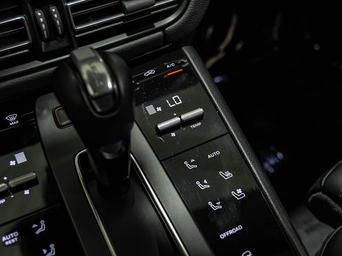 Used 2024 Porsche Macan AWD/4WD image 35