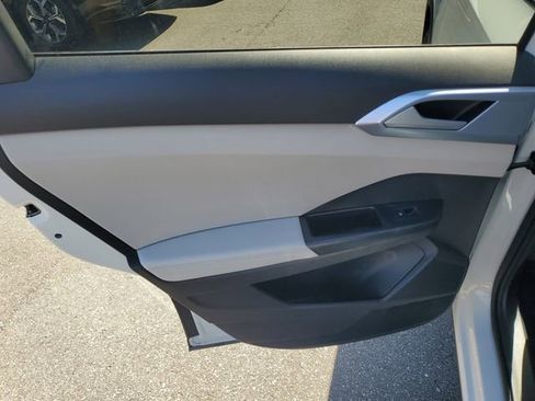 New 2026 Volkswagen Taos SE FWD image 9