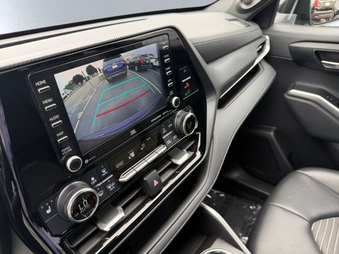 Used 2022 Toyota Highlander XSE AWD/4WD image 13