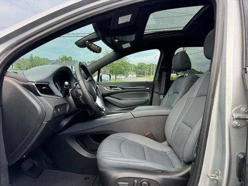 Used 2022 Buick Enclave Essence w/ Experience Buick Package FWD image 18