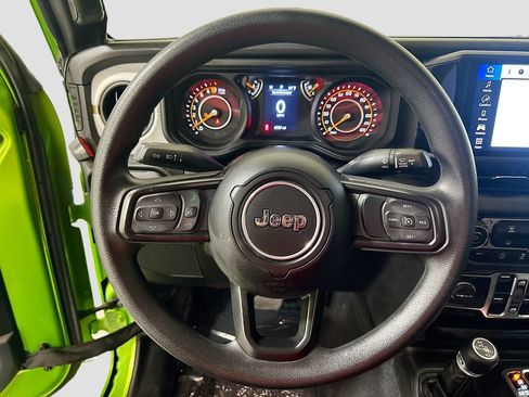 Used 2025 Jeep Gladiator Mojave AWD/4WD image 9
