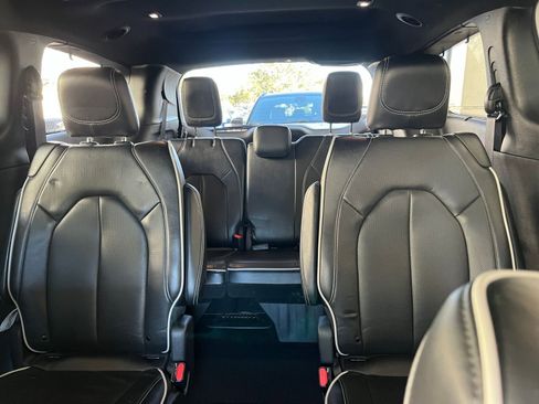 Used 2025 Chrysler Pacifica Limited image 43