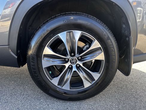 Used 2024 Toyota Highlander XLE image 20