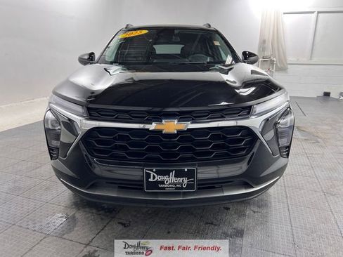 Used 2025 Chevrolet Trax LT FWD image 2