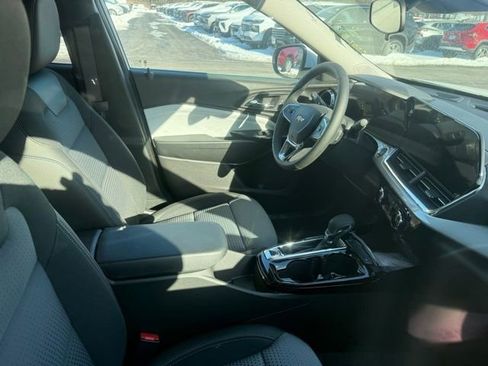 Used 2025 Chevrolet Trax LT w/ Driver Confidence Package image 4