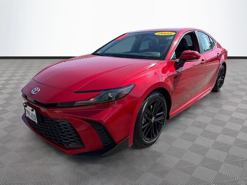 Used 2025 Toyota Camry SE FWD image 3