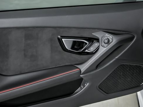 Used 2020 Lamborghini Huracan EVO image 19