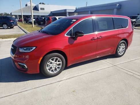 New 2026 Chrysler Pacifica Select image 2