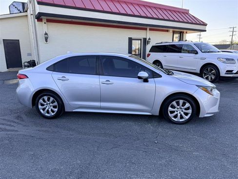 Used 2021 Toyota Corolla LE image 4