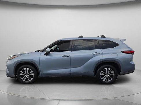 Used 2022 Toyota Highlander XLE FWD image 3