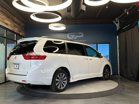 Used 2020 Toyota Sienna XLE w/ XLE Navigation Package AWD/4WD image 3