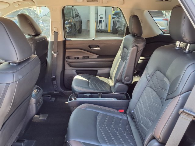 Certified 2025 Nissan Pathfinder Platinum FWD image 22