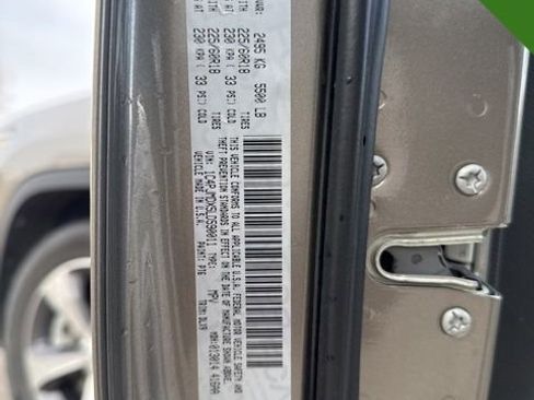 Used 2020 Jeep Cherokee Limited image 12