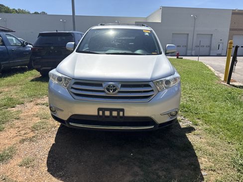 Used 2011 Toyota Highlander Limited w/ Tow Pkg AWD/4WD image 2