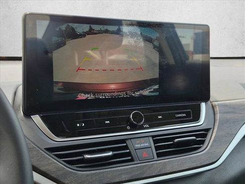 Used 2024 Nissan Altima 2.5 SV w/ SV Premium Package FWD image 12