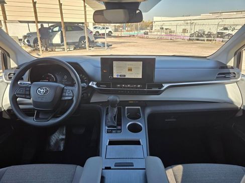 Used 2025 Toyota Sienna LE image 24