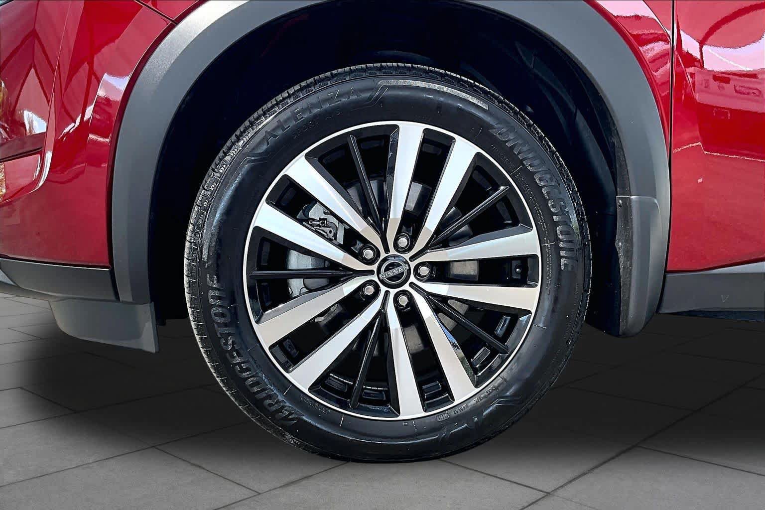 Certified 2025 Nissan Pathfinder Platinum FWD image 11
