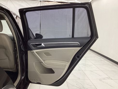 Used 2017 Volkswagen Golf Alltrack S image 25