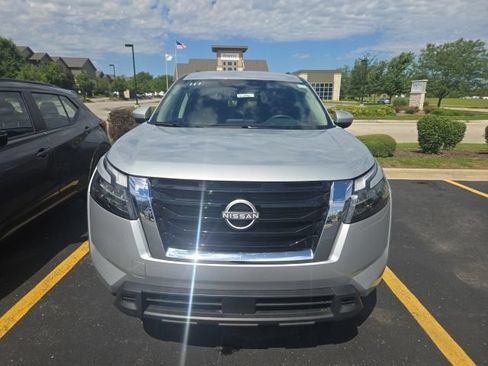 Used 2025 Nissan Pathfinder SV FWD image 2