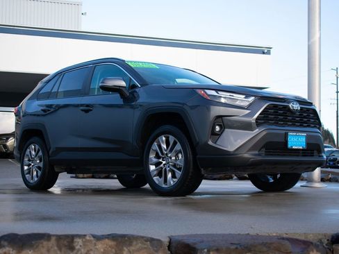 Used 2025 Toyota RAV4 XLE Premium image 5