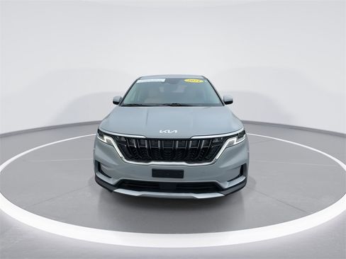 Used 2024 Kia Carnival EX image 3