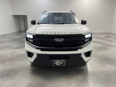 Used 2025 Ford Expedition Active RWD image 3