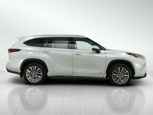 Used 2025 Toyota Highlander Platinum AWD/4WD image 6